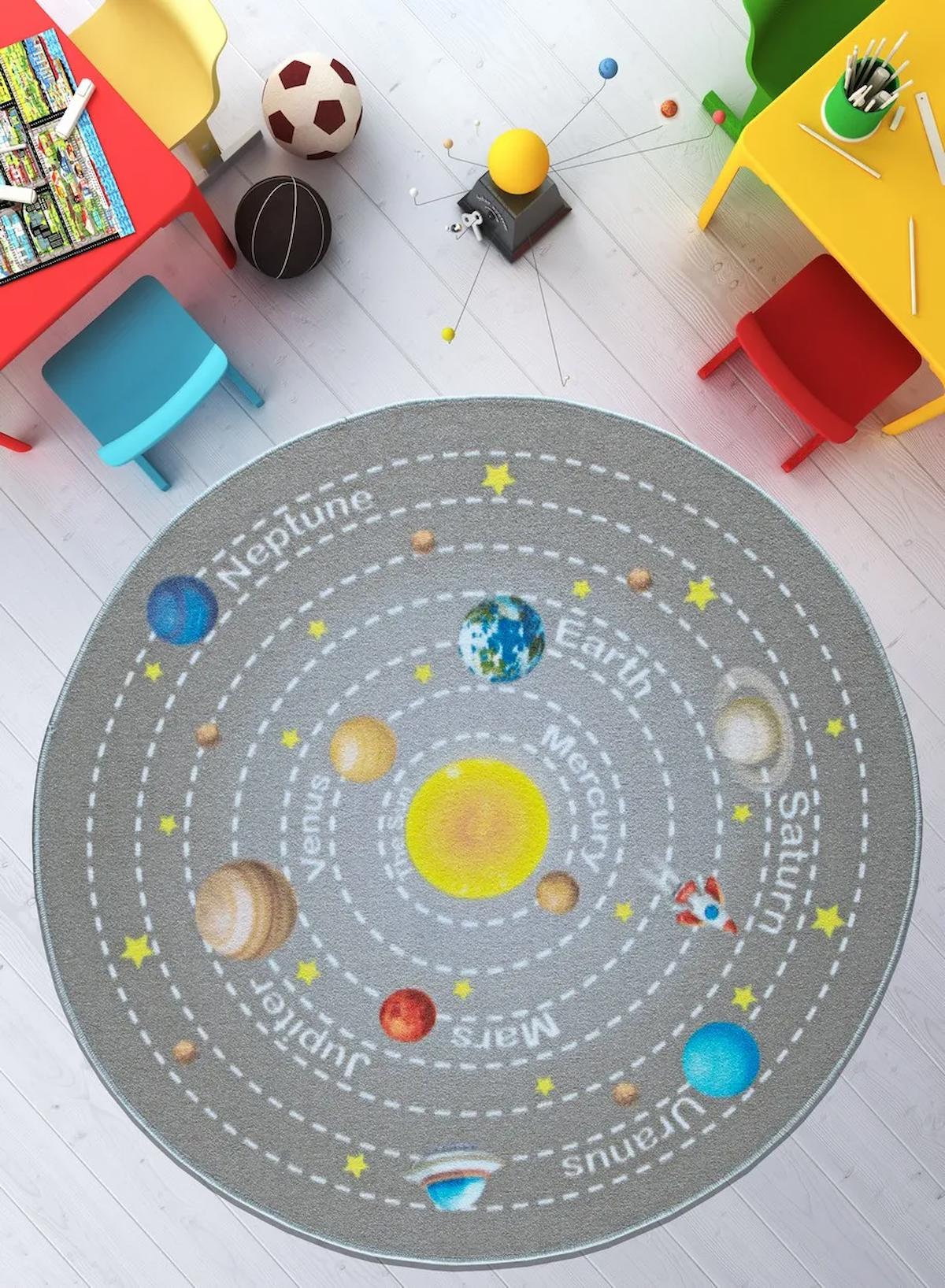 Confetti Universe Gri 6 mm Hav Tutmaz Yıkanabilir İnce Kaymaz Lateks Taban Gezegen Desenli Yuvarlak Makine Dokuma Anaokulu Halısı 80x150 cm