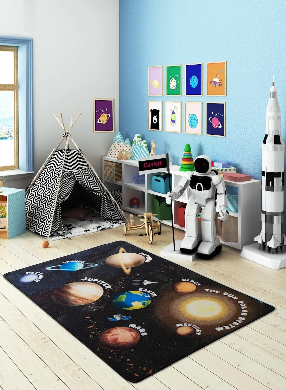 Confetti Planets Siyah 7 mm Antibakteriyel Yıkanabilir İnce Kaymaz Lateks Taban Figürlü Dikdörtgen Makine Dokuma Çocuk Odası Halısı 80x500 cm
