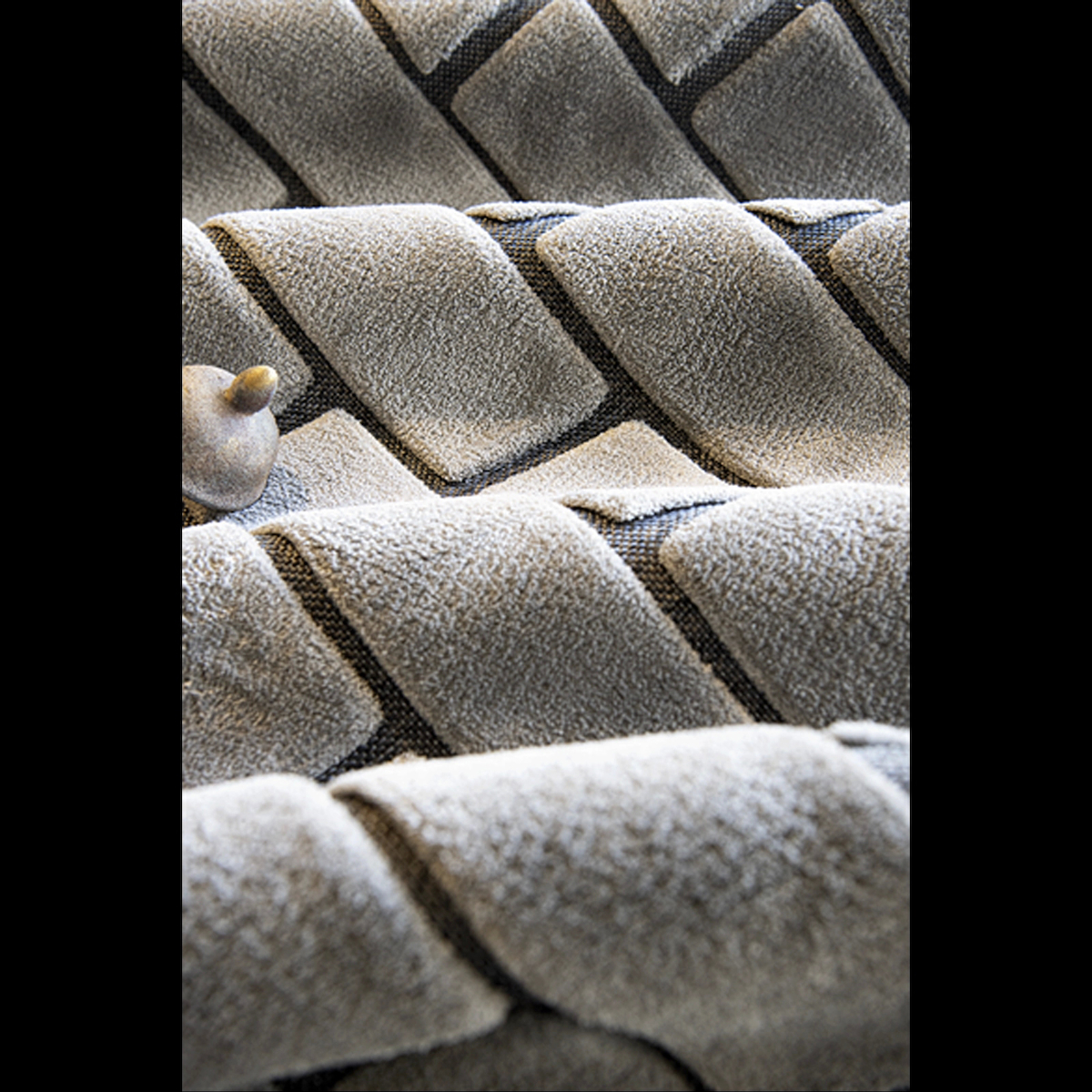 Hoom Rugs Indus 8008 Gri 13 mm Mikropolyester Toz tutmaz Yıkanabilir Kalın Kaymaz Pamuk Taban Geometrik Dikdörtgen Makine Dokuma Salon Halısı 200x290 cm