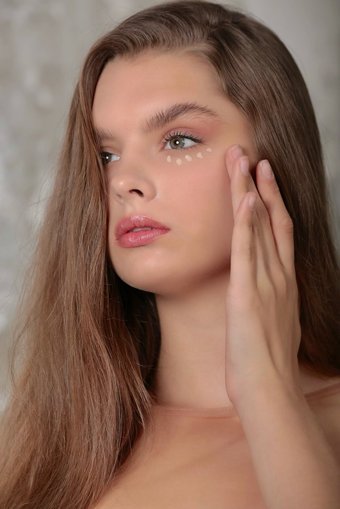 Giorgio Armani Luminous Silk Face And Under-Eye Nemlendiricili Göz Altı ve Yüz Likit Fırça Kapatıcı