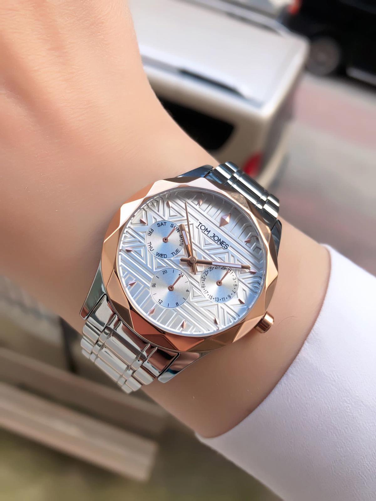 Tom Jones TJ.1885A-02 Takvimli 34 mm Gri Metal Kordon Analog Kadın Kol Saati