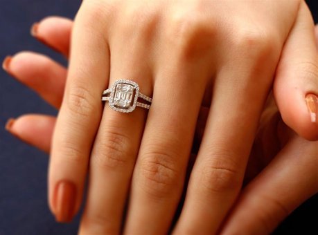 Safir Kuyumculuk 0.72 Karat Baget Parlak Sertifikalı Beyaz Pırlanta Yüzük