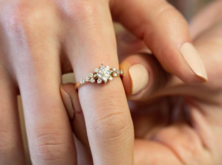 Safir Kuyumculuk 0.47 Karat Kare Parlak Sertifikalı Beyaz Pırlanta Yüzük