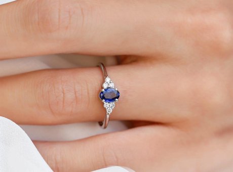Safir Kuyumculuk 0.70 Karat Oval Sertifikalı Lacivert Pırlanta Yüzük