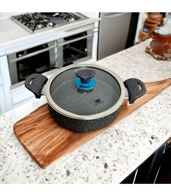 Sancak Mutfak Evinda Cam Kapaklı Granit 22 cm Basık Tencere