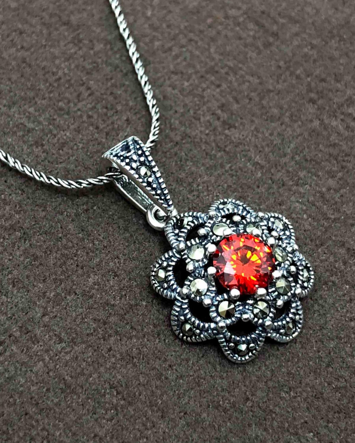 Midyat Nurtaş Gümüş Kırmızı Zirkon Taşlı 925 Ayar Kararmayan Çiçek Forse Zincir Kadın Gümüş Kolye 45 cm