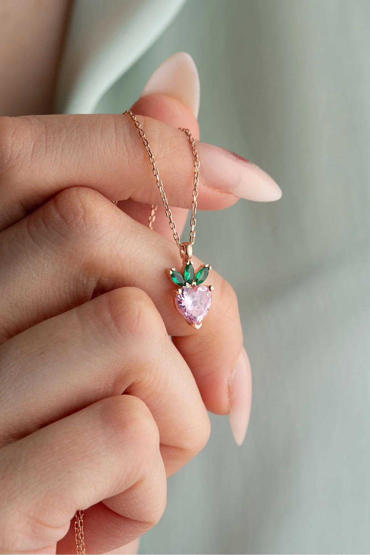 Nereze Çilek Figürlü Pembe - Yeşil Zirkon Taşlı 925 Ayar Kararmayan Kalpli Forse Zincir Kadın Gümüş Kolye 42 cm