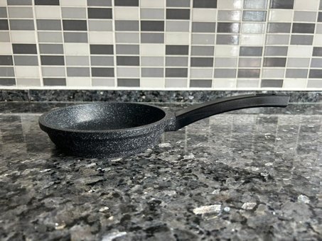 Gülsan Elit Plastik Saplı Döküm 18 cm Düz Tava Siyah