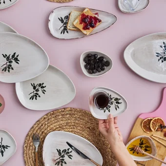 Karaca New Alyvia Üçgen Desenli 24 Parça 6 Kişilik Stoneware Kahvaltı Takımı Beyaz