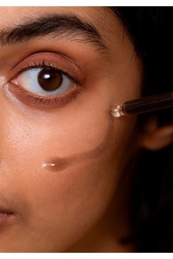 The Body Shop Himalayan Charcoal Siyah Nokta Karşıtı Serum Şişe Yüz Peelingi