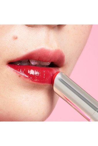 Benefit Cosmetics California Kissin' Nemlendiricili Işıltılı Dudak Parlatıcısı Vişne Çürüğü