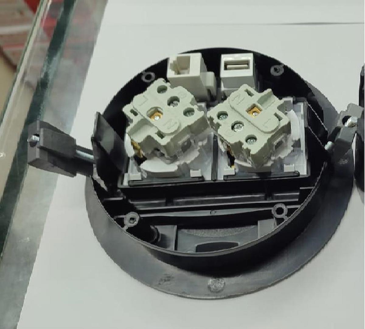 YKA USB Girişli Topraklı Masaüstü Tekli Priz Siyah